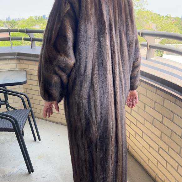 Beautiful Alfred Sung mink coat for sale in mint condition. Size 10-12 - Picture 13 of 15